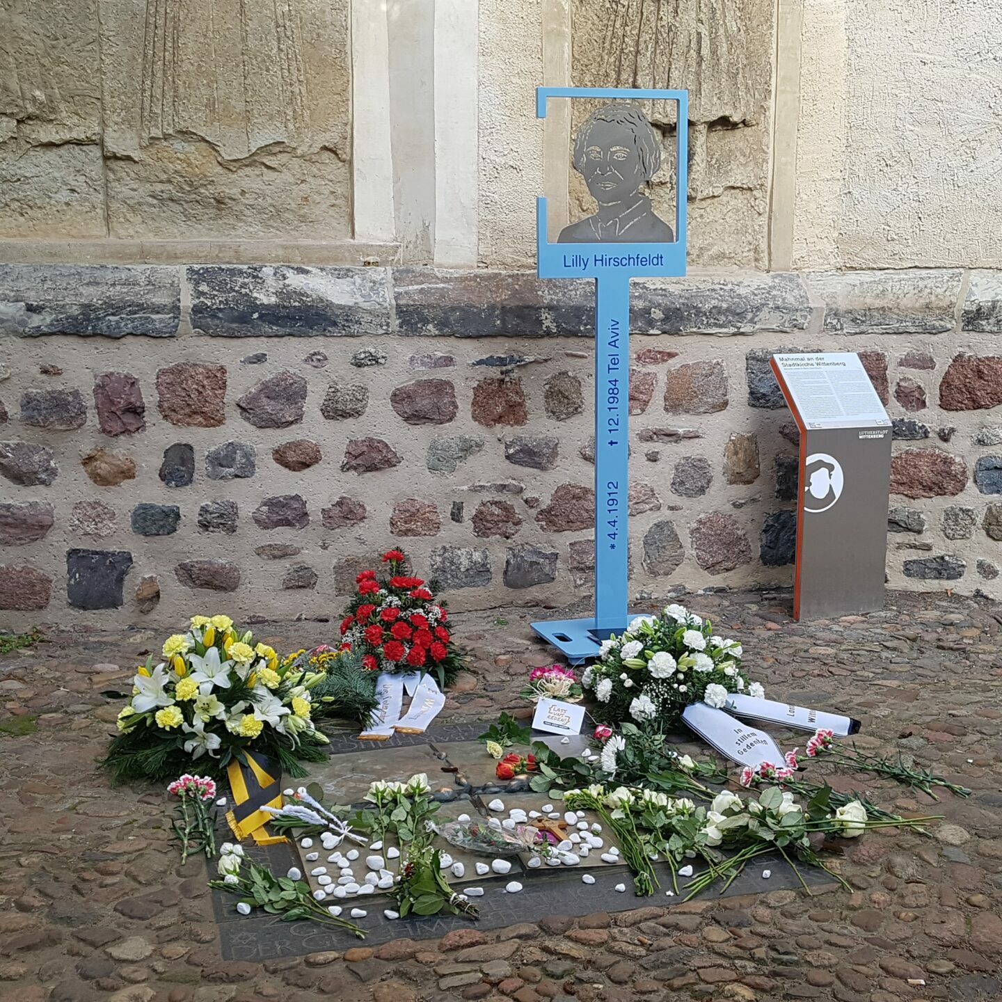 Stätte der Mahnung nach der Veranstaltung am 27.1.20 - mit Stele von Lily Hirschfeldt - Foto: Tobias Thiel