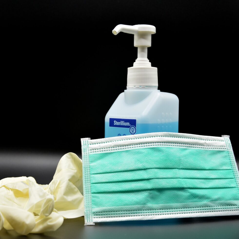 Desinfektionsmittel, Handschuhe und Mund-Nasenschutz